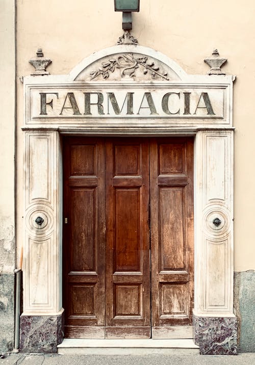 Ordine comunale di cessazione dell'esercizio farmaceutico e di demolizione dell'immobile in cui lo stesso si svolge? Illegittimi e tardivi... per il TAR Campania Napoli la farmacia resta lì dov'è.